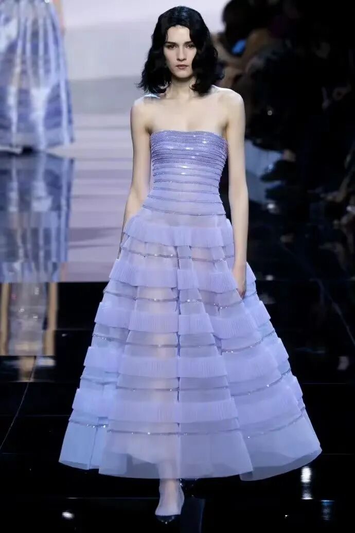 阿玛尼烟紫色礼服高定,真的长在了我的审美上!太养眼了!