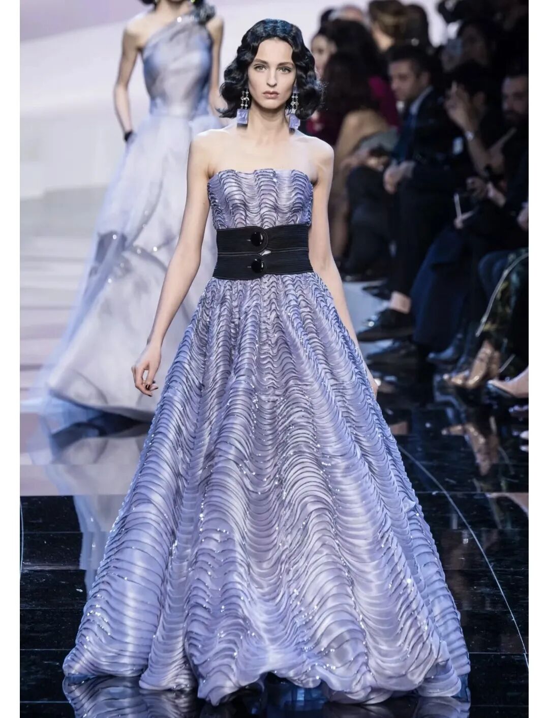 阿玛尼烟紫色礼服高定,真的长在了我的审美上!太养眼了!