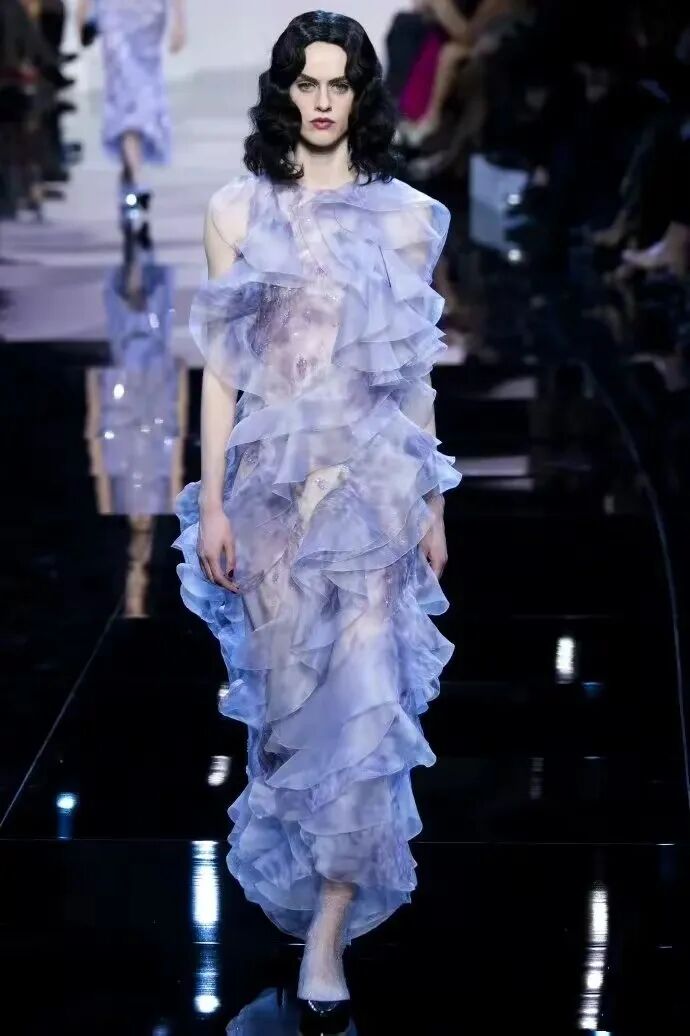 阿玛尼烟紫色礼服高定,真的长在了我的审美上!太养眼了!