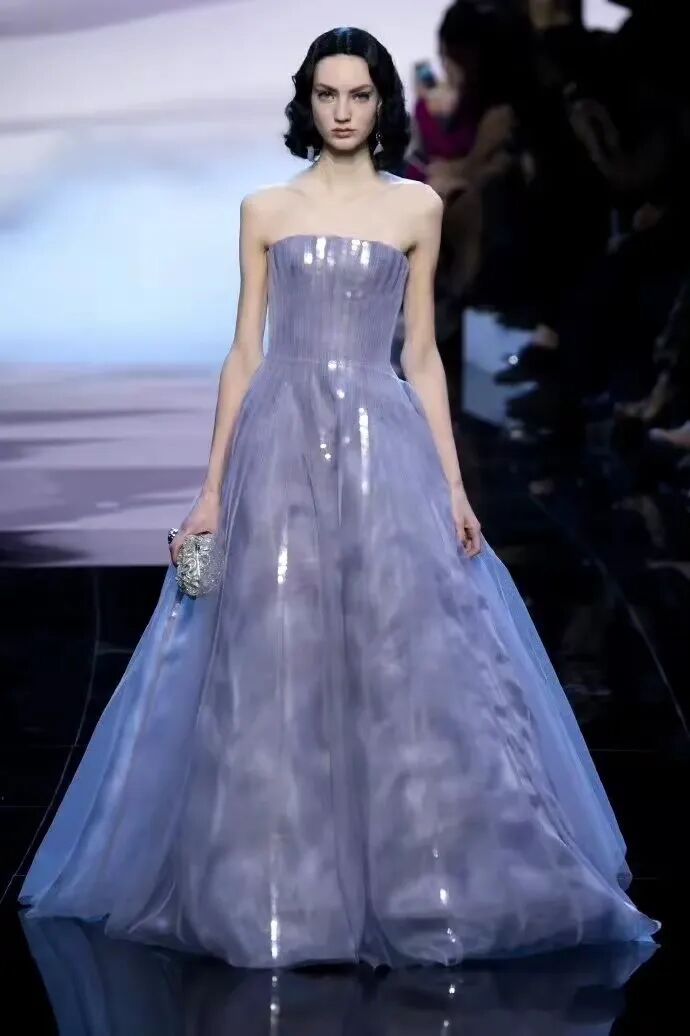 阿玛尼烟紫色礼服高定,真的长在了我的审美上!太养眼了!