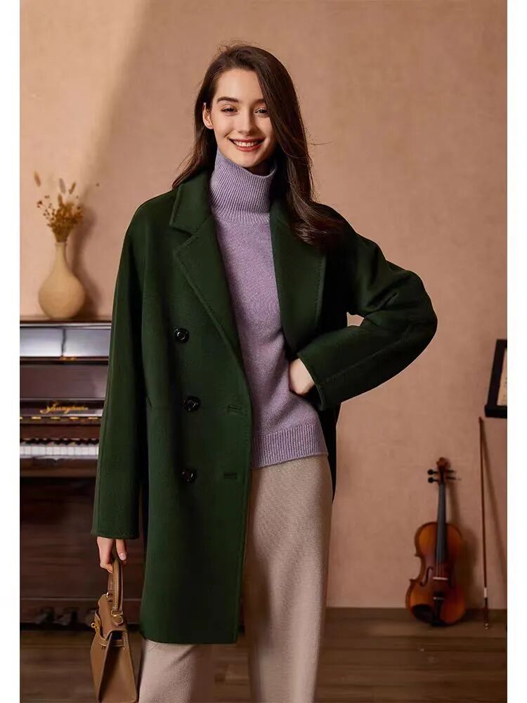 墨绿色大衣搭配浅紫色的羊绒衫,清新,柔和,有一种轻盈优雅的气质感.
