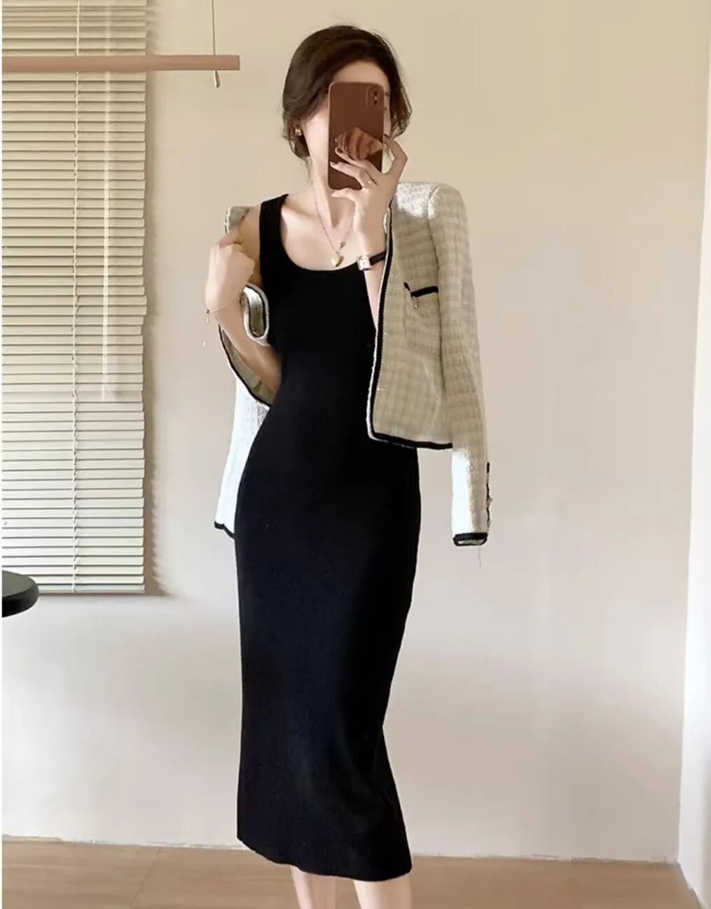 运动装搭配---上短下长在春天里,我们可以选择色彩鲜艳的运动上衣.