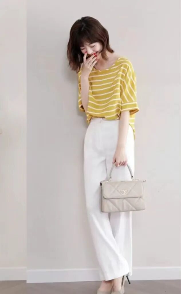 高级感的搭配参考:米白色的长款针织衫 枣红半身裙 黑色凉鞋红色无袖