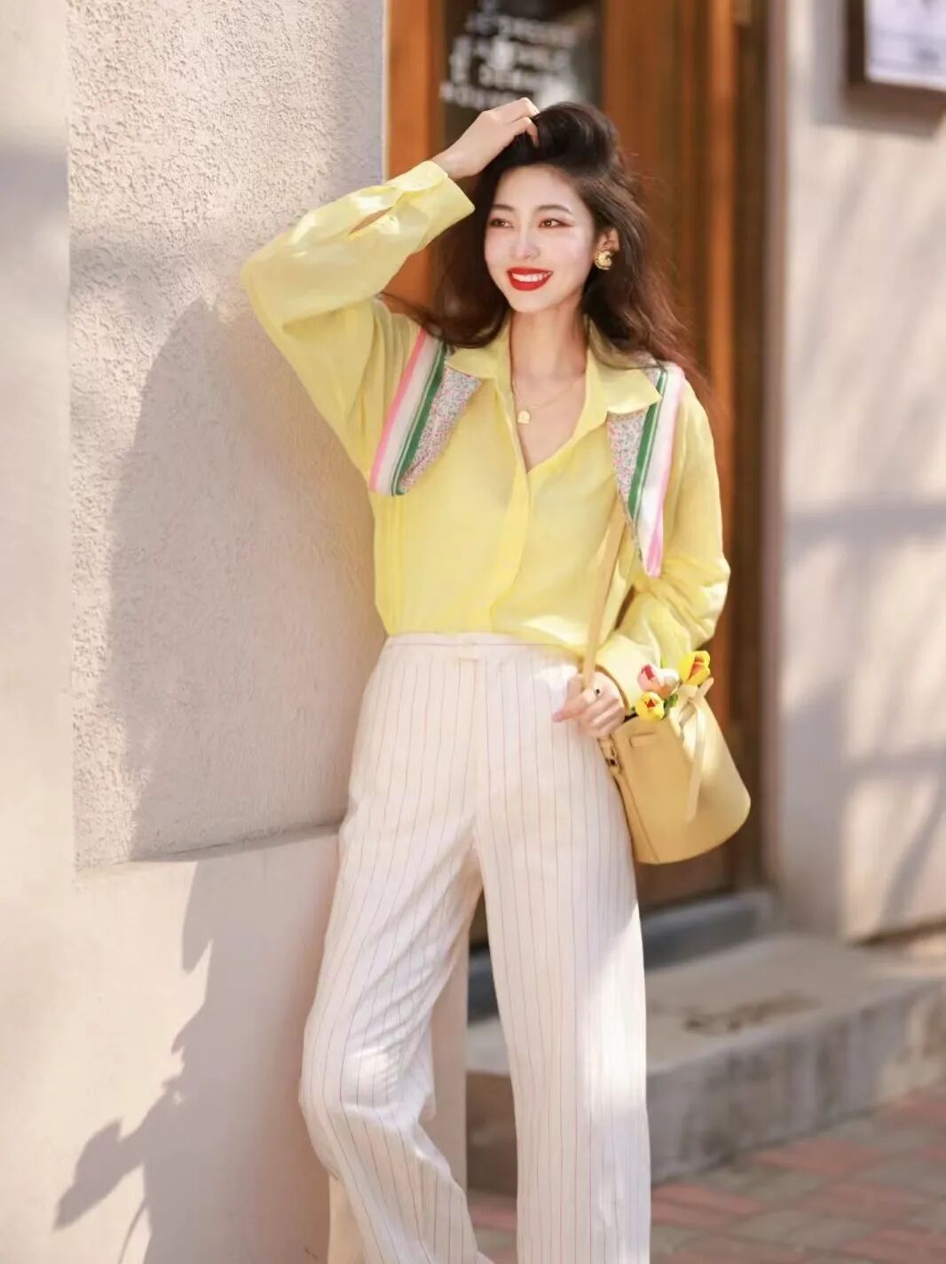 高级感的搭配参考:米白色的长款针织衫 枣红半身裙 黑色凉鞋红色无袖