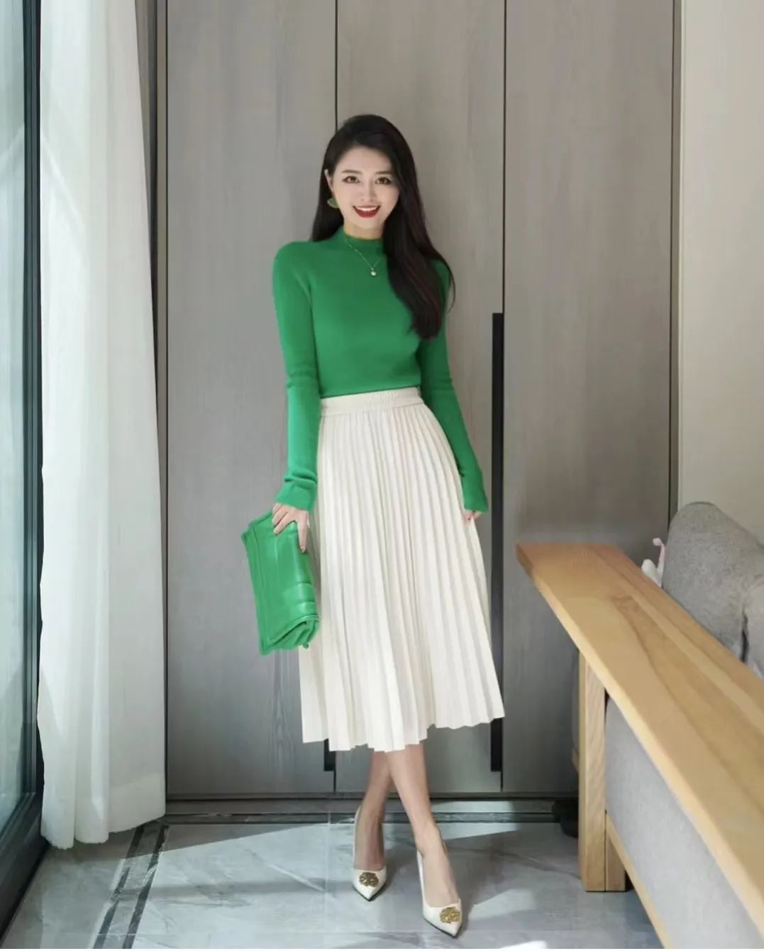 颜色最好与毛衣或者裙子呼应,这样整体更协调.