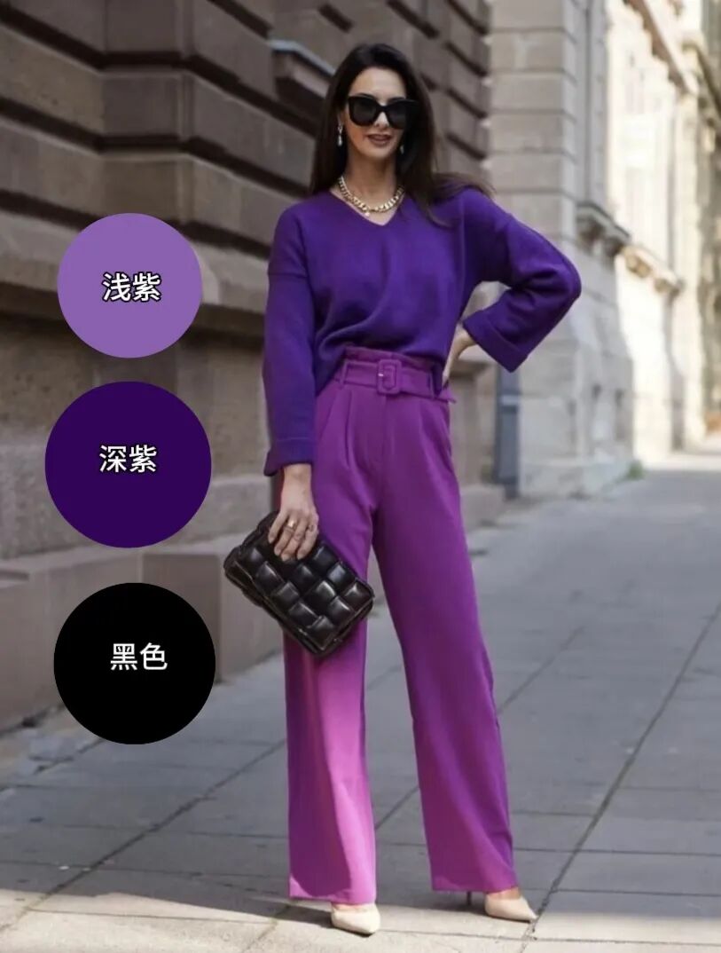 在秋日的街头,紫色的衬衫搭配一件咖色风衣,显得温柔又神秘.