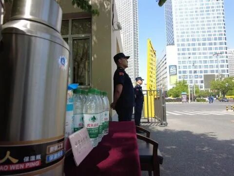 鞍山市委门口的党员先锋岗，为市民游客准备了冷热水、纸杯（央广网记者 李子平 摄）