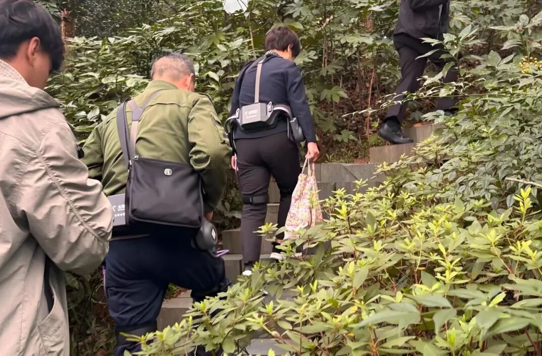 老人穿戴太希智能外骨骼机器人，轻松健步半山森林公园。新华网发