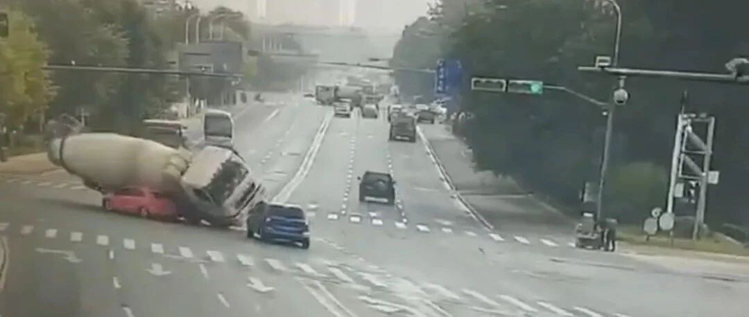 2人身亡！济南一水泥罐车侧翻压扁小轿车，视频曝光
