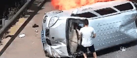 ​50秒，4脚，3条命！这个过路司机火了！
