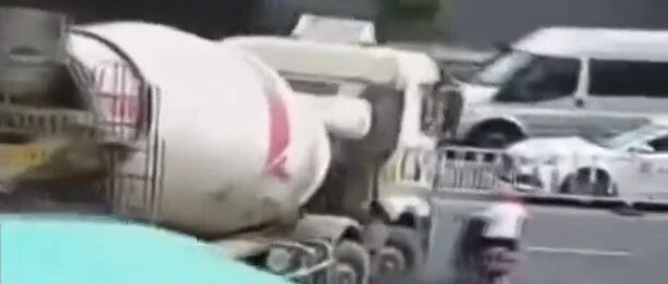 惨痛！奶奶和10个月大孙子街头被撞身亡！监控画面触目惊心…