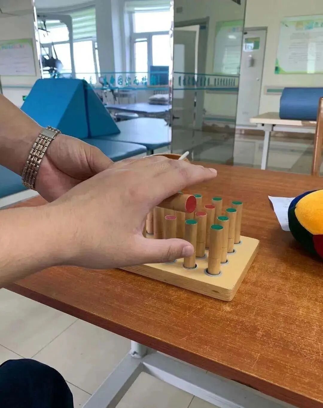 上肢怎么康复都说偏瘫上肢恢复慢、差，这15套动作你可能都没练好，谈什么康复_https://www.jmylbn.com_新闻资讯_第16张