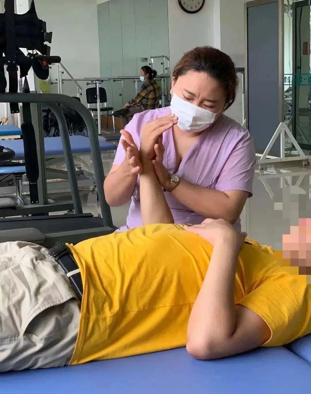 上肢怎么康复都说偏瘫上肢恢复慢、差，这15套动作你可能都没练好，谈什么康复_https://www.jmylbn.com_新闻资讯_第13张