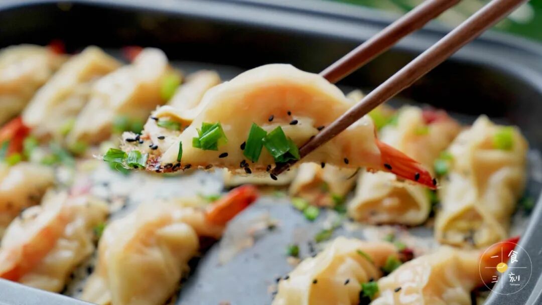 锅贴和煎饺的区别_锅贴的饺子是生煎还是煮好煎_锅贴和煎饺哪个更好吃