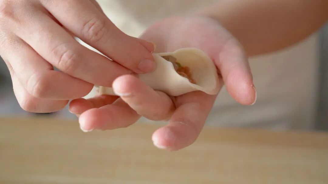 锅贴和煎饺的区别_锅贴和煎饺哪个更好吃_锅贴的饺子是生煎还是煮好煎