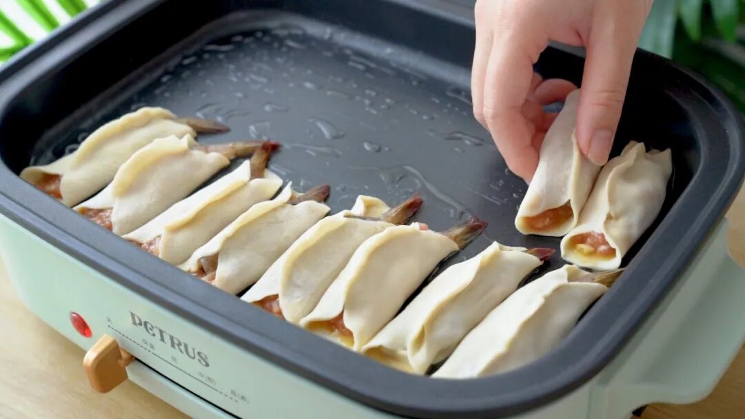 锅贴和煎饺哪个更好吃_锅贴和煎饺的区别_锅贴的饺子是生煎还是煮好煎