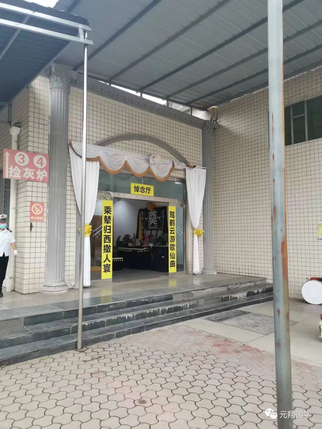 工作人员,居家进入全天加班状态,为成都及全川善信免费进行丧事咨询