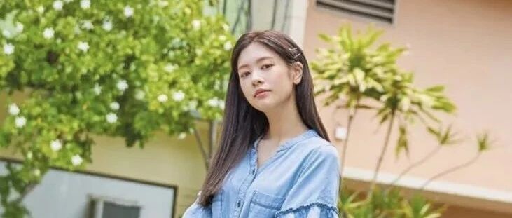 桔梗裙+薄外套的早秋搭配=最气质！最时髦！