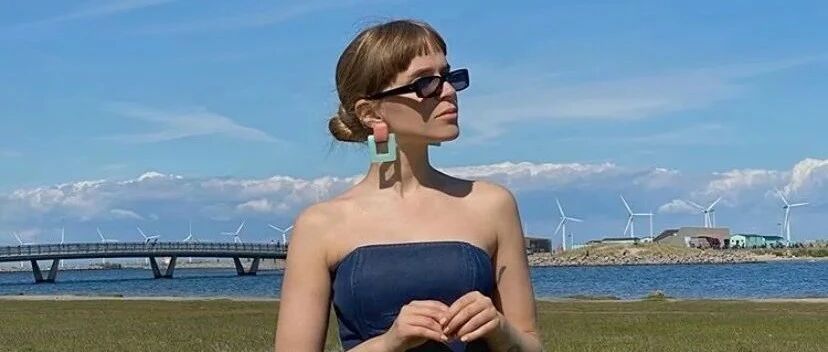 谁说时髦=黑白灰？今年夏天流行超显白的“色彩穿搭”，时尚感爆棚！