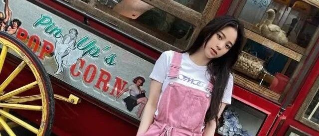 “背带裤”里面搭什么衣服好看？今年流行这样搭，青春洋气又遮肉