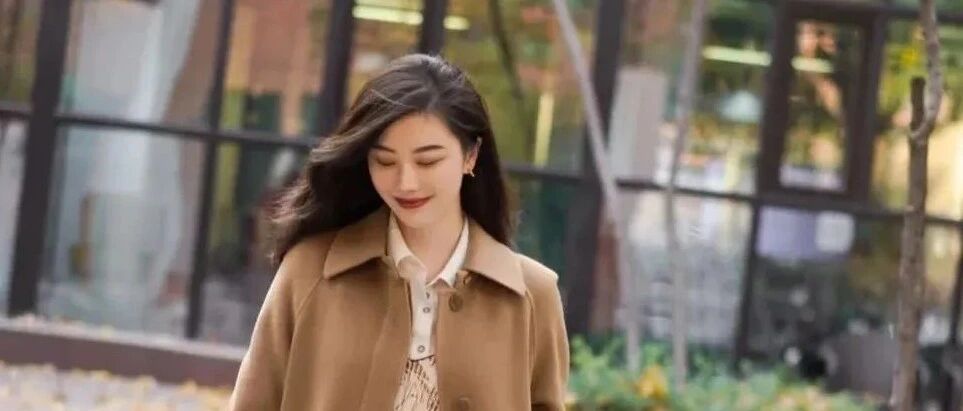 今冬最in的过膝长靴的穿搭示范，腿短、矮个子也能穿出显瘦大长腿