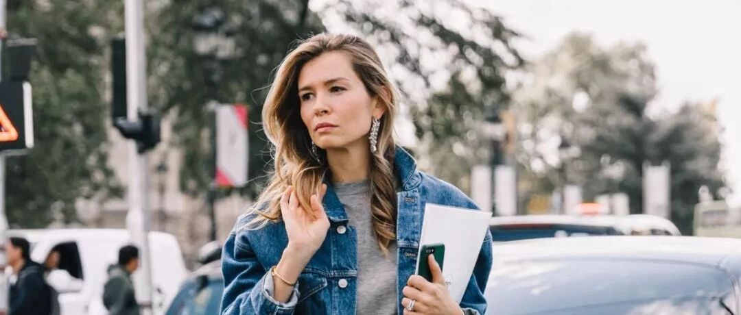 西装+T恤，牛仔外套+T恤，早春这么搭配巨时髦巨显瘦!