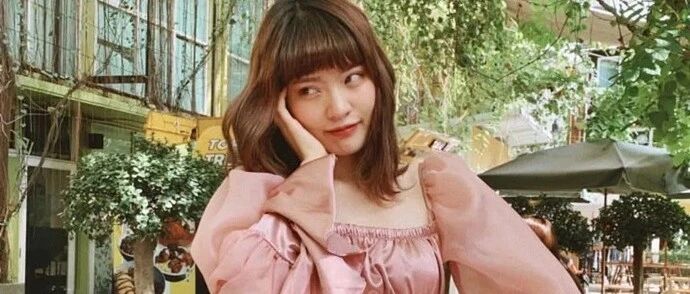 塞衣角”过时了，今年流行这几种穿法，时髦显瘦，明星都在穿