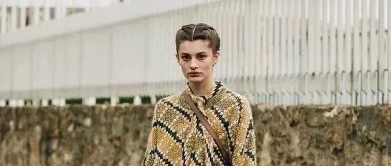 这个秋天流行“长长长”，火了大半个时尚圈，美！炸！了！