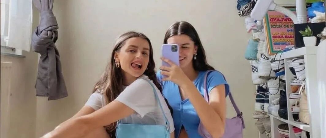 裙子只能配高跟鞋？不！“运动鞋+裙子”才是真正的时髦又舒适！