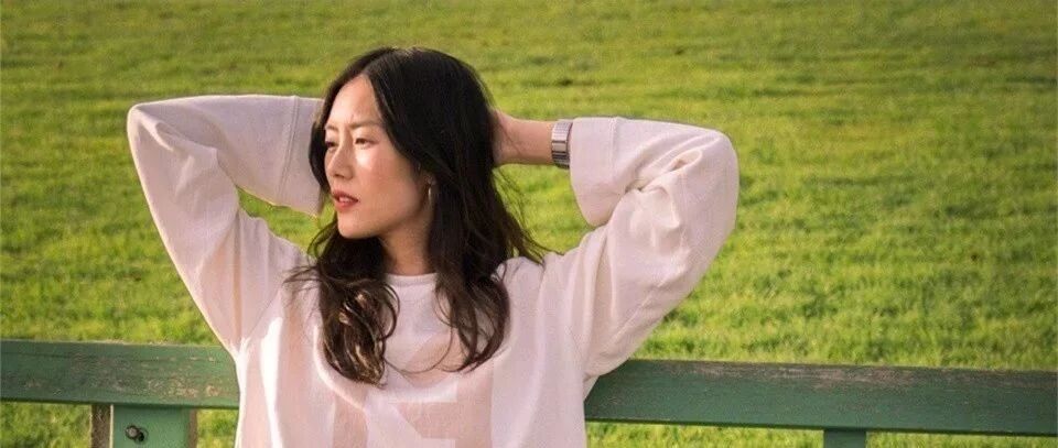 今年裤脚 “ 剪一刀 ” 才是真时髦！比小脚裤显瘦！比阔腿裤显高！