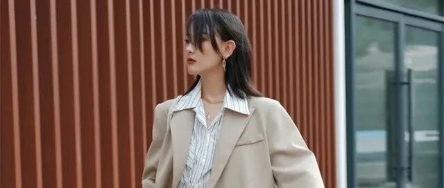 小个子女人，冬天少露“脚脖子”!大衣+烟管靴，显高显瘦