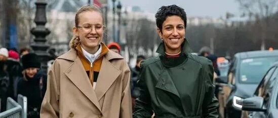 最近火了一种穿法，叫“风衣+平底鞋”，时髦显瘦，小个子也适合！