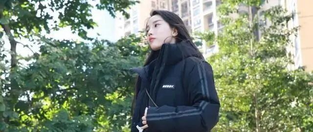 黑色长款羽绒服的8种“高级”搭配，冬季学会这样穿，真出众