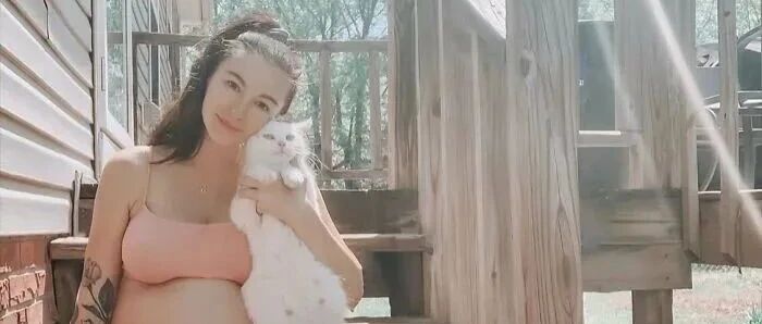 “我和救的怀孕母猫，同一天生了小宝宝！”