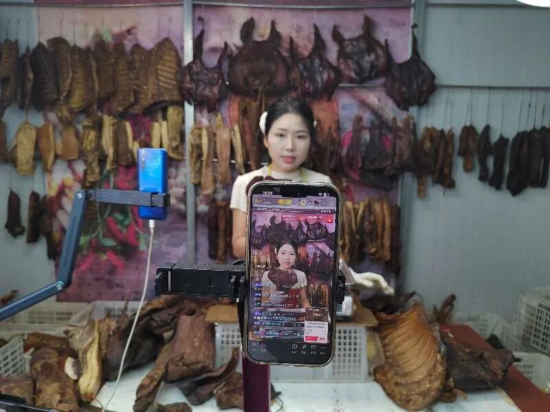 一位主播在直播间介绍利州特色产品。郭桂花供图