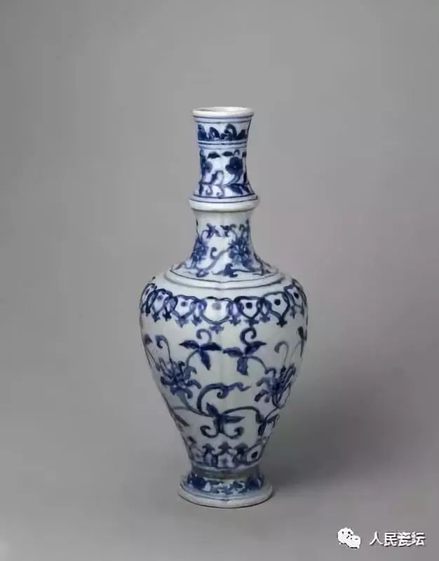 中国 大明成化年製  青花飛蝶文小壺 大明成化年製壺 中国 大明成化年製 青花飛蝶文