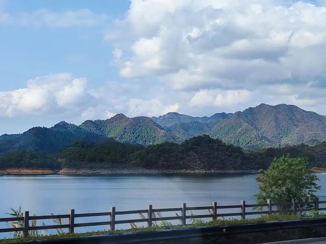 携手同行驭云前进 - 封面图