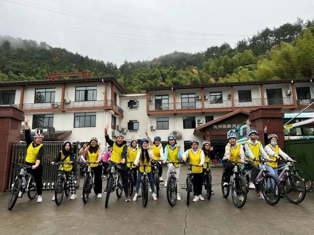 携手同行驭云前进 - 封面图