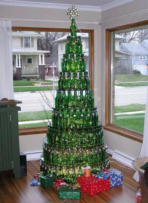 啤酒瓶堆起的圣诞树▲漂浮的圣诞树▲木板圣诞树▲包装纸圣诞树祝
