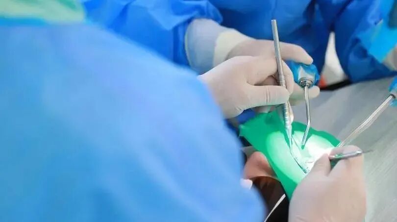 牙科用什么耗材被国家卫健委点名要求加大使用，“物美价廉”的橡皮障为何会成为牙科的“蜜糖与砒霜”？_https://www.jmylbn.com_新闻资讯_第8张