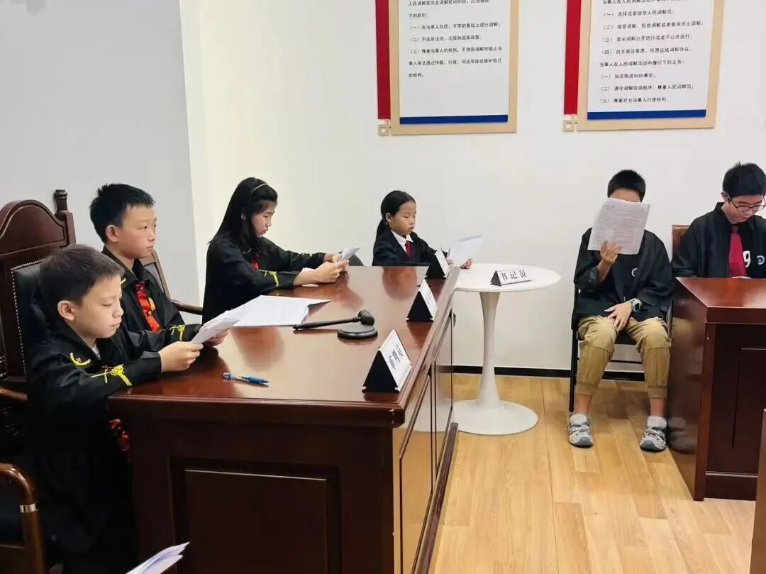 模拟法庭实景普法，让法治教育入脑入心1.jpg
