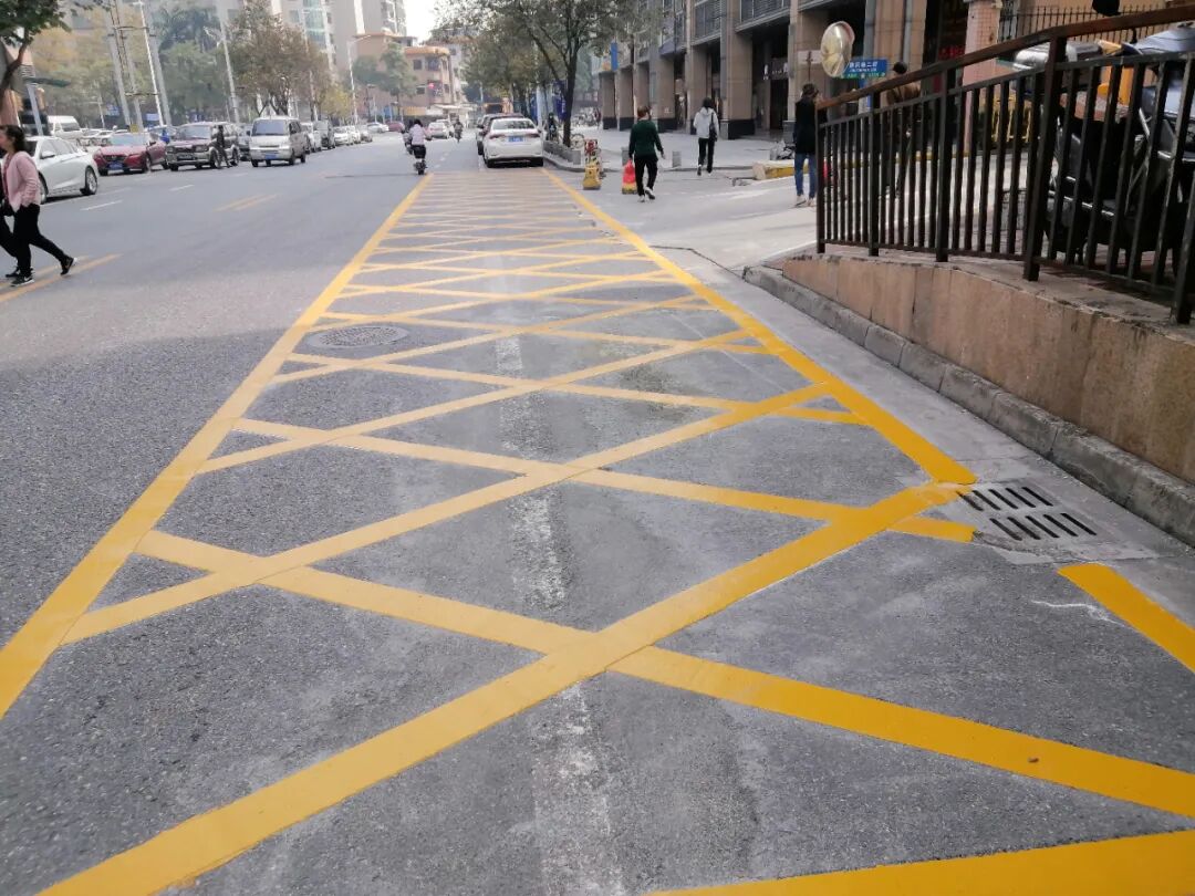 地下车库出入口已完成划设的黄色网格线▲校门口两侧增设警示牌"这