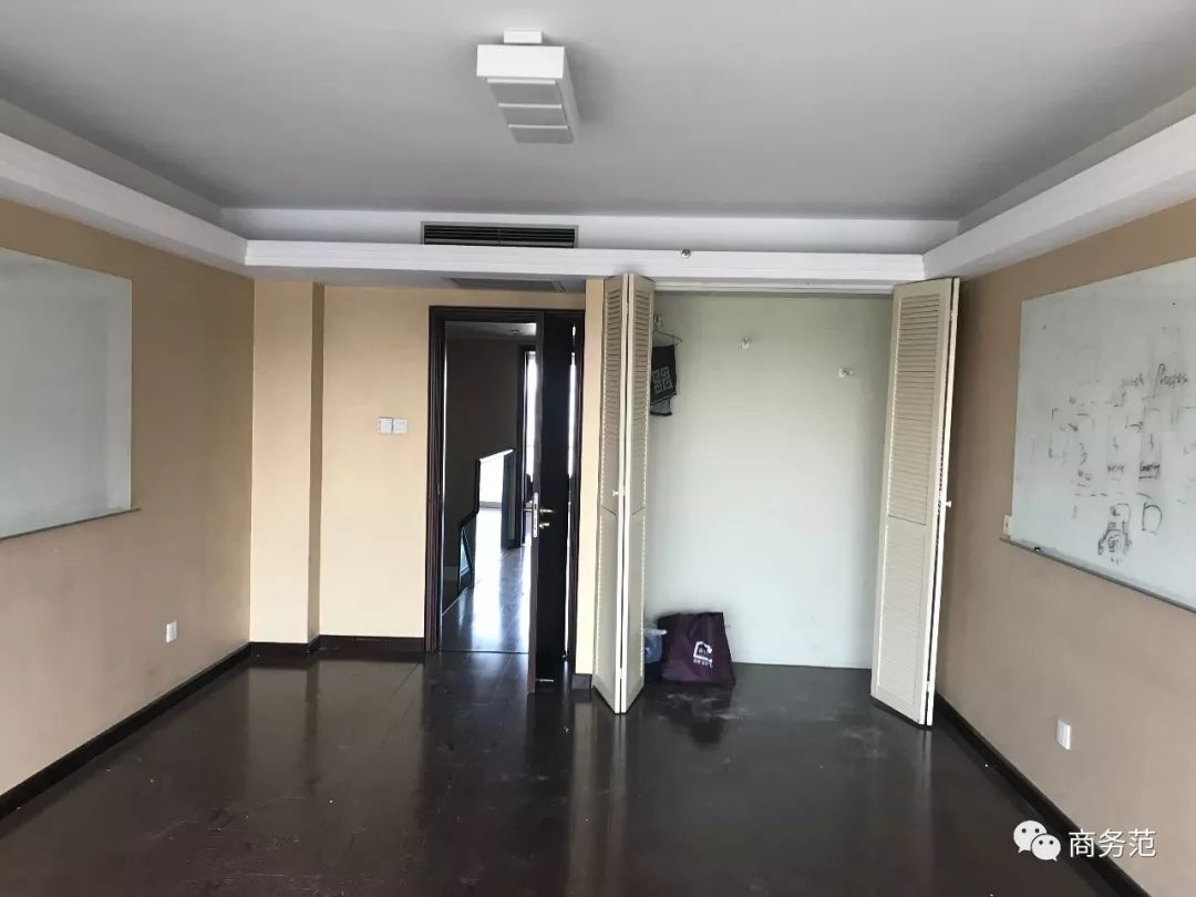 白色門(mén)配什么顏色地板好看_辦公室木地板什么顏色好看_水曲柳地板顏色好看