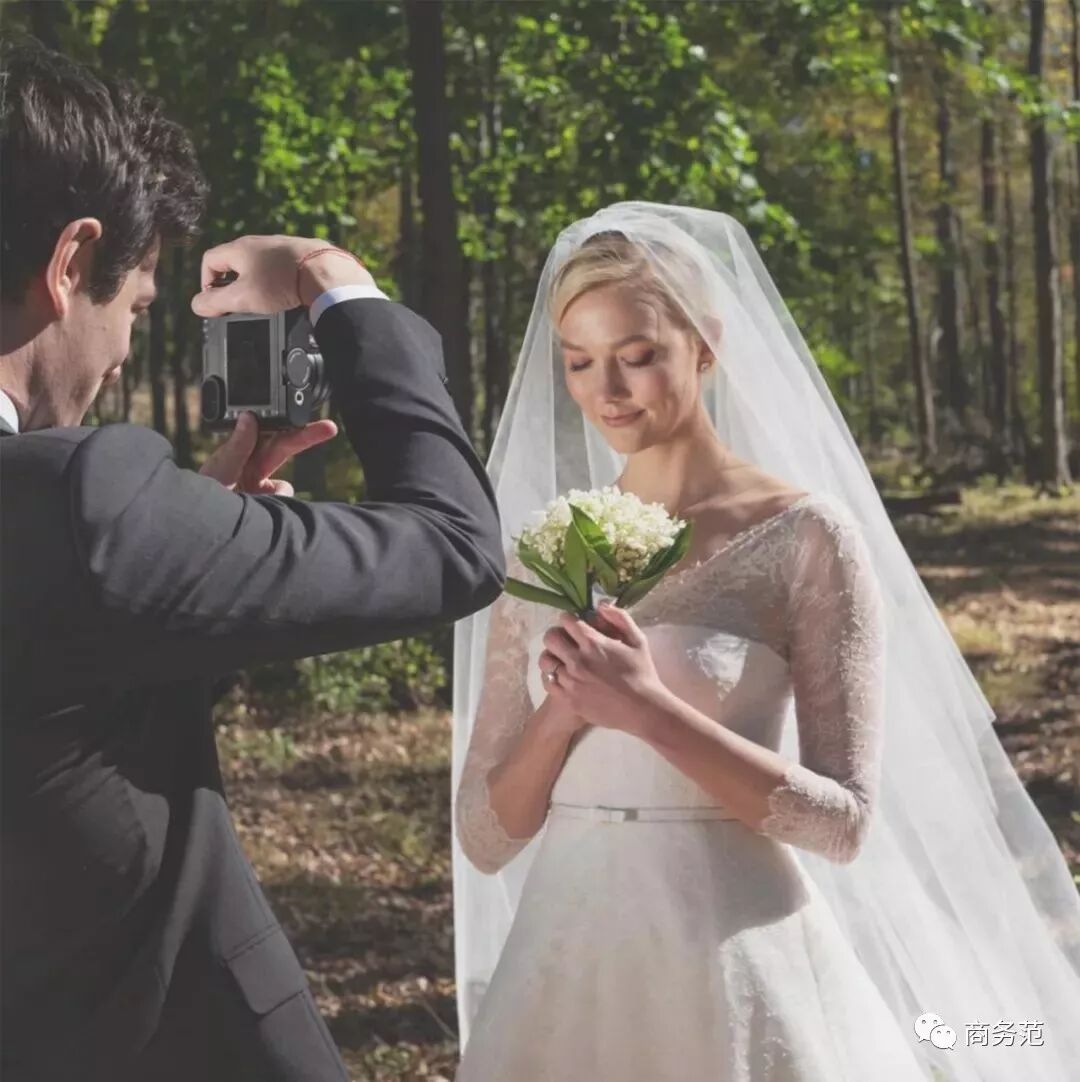 26歲超模小kk辦了兩次 婚禮 穿dior也穿牛仔 高帥富老公超會拍照 商務範 微文庫