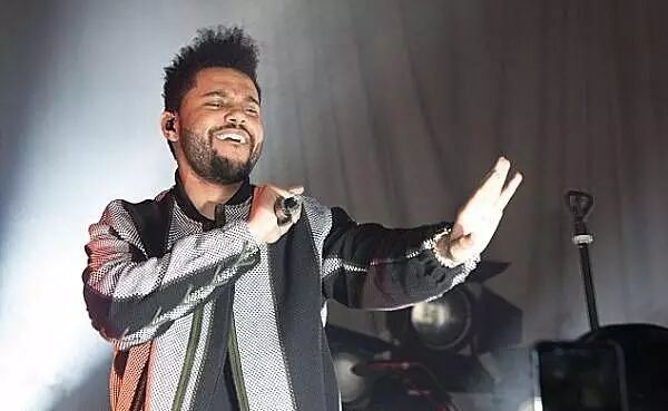 娱乐| 傻脸娜大方亲吻盆栽,尴尬的是前女友贝拉也在场!