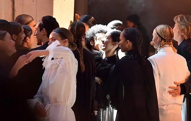 娱乐| 傻脸娜大方亲吻盆栽,尴尬的是前女友贝拉也在场!