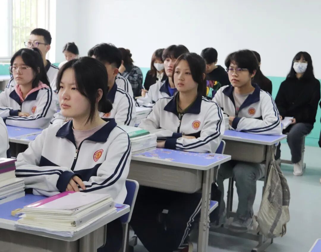 我校拥有一批现代化,智慧型的专用教室,实验室,功能教室已全面投入