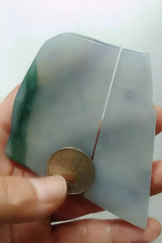 一块会卡场口的翡翠片料，一切为二，起货效果你们自己看！