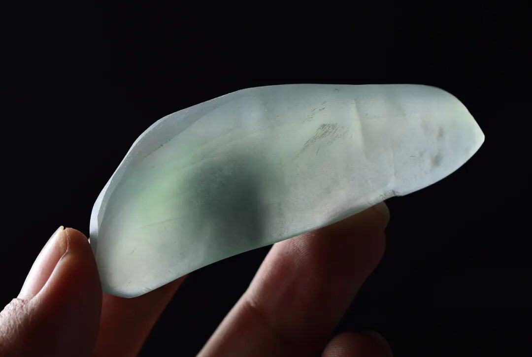 高冰湖水绿的翡翠片料，起货随形观音佛像，你说了漂亮才算数！