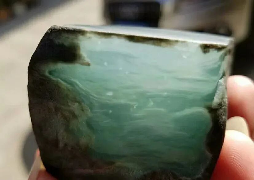 莫西沙场口的翡翠原石，切开第一刀烟花走起来，没想起货后更是惊